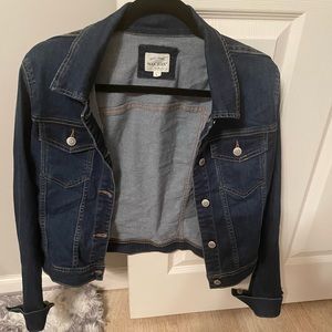 Women’s size large stretch jean jacket. In god condition , gently worn TTS.